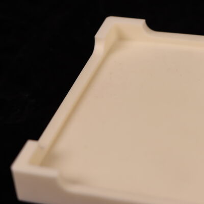 포손 비율 025 알루미늄 산화물 세라믹 트레이 밀리미터 당 18 ~ 20 KV의 다이 일렉트릭 강도와 200 ~ 400 MPa의 플렉서 강도를 특징으로합니다.