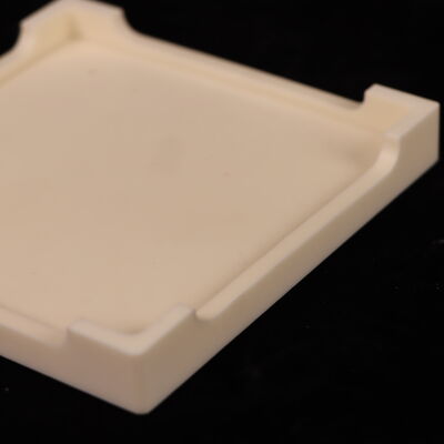 포손 비율 025 알루미늄 산화물 세라믹 트레이 밀리미터 당 18 ~ 20 KV의 다이 일렉트릭 강도와 200 ~ 400 MPa의 플렉서 강도를 특징으로합니다.