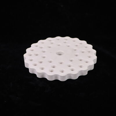 열전도율 3.5~4.5 와트/미터·켈빈의 멀라이트 세라믹, 열팽창 계수 4.5~5.5 x 10^-6/켈빈, 기공률 15% 미만