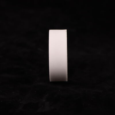 인장 강도 200~400 MPa, 영률 200~400 GPa, 압축 강도 3000 MPa 이상을 특징으로 하는 알루미나 세라믹, 중공업용